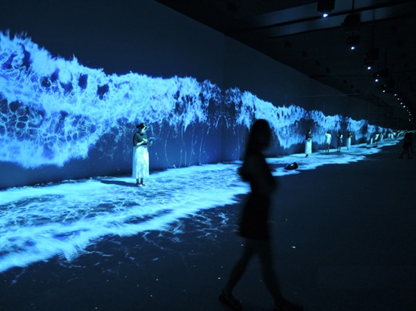에이스트릭트(a'strict) I 'Starry Beach' Multi-channel projected installation with sound Dimensions variable 2020