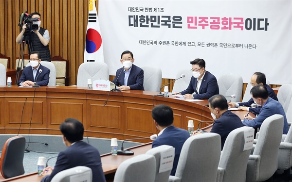  미래통합당 주호영 원내대표가 25일 오전 서울 여의도 국회에서 열린 원내대책회의에서 발언하고 있다.
