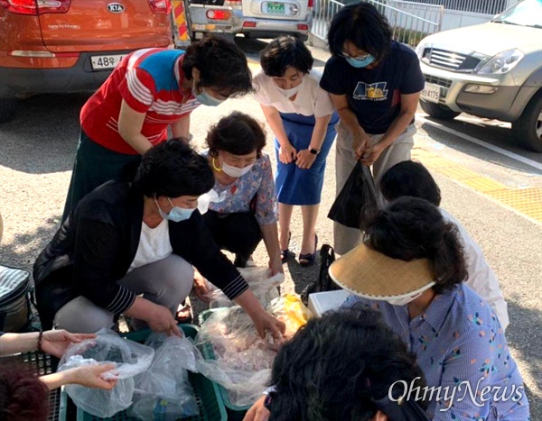  봉사단체 '꽃들에게희망을'은 8월 24일 마산합포구 소재 식당 '백제13월'에서 받은 생닭과 삼계탕을 어르신들한테 배달했다.