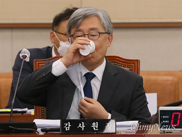 최재형 감사원장이 25일 오전 서울 여의도 국회에서 열린 법제사법위원회 전체회의에서 물을 마시고 있다. 
