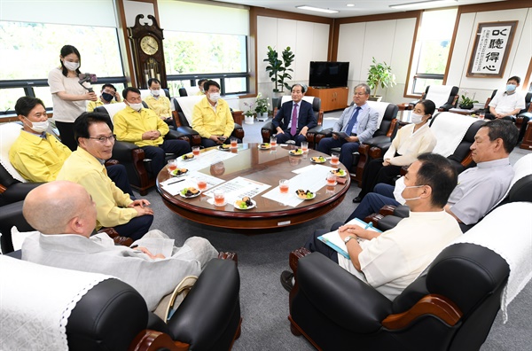  8월 25일 경남도의회 의장실에서 열린 4대 종교단체 지도자와 긴급 간담회.