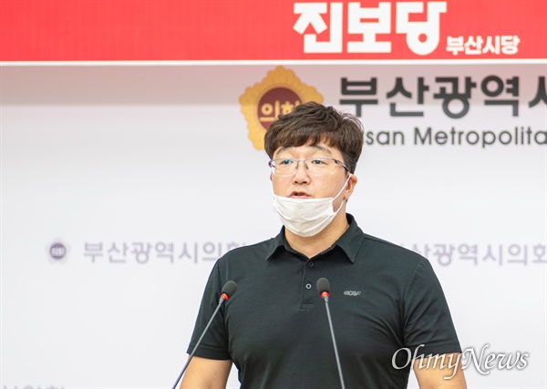 노정현 진보당 부산시당 위원장이 25일 부산시의회 브리핑룸에서 미군의 휴가 금지를 촉구하는 입장을 발표하고 있다.