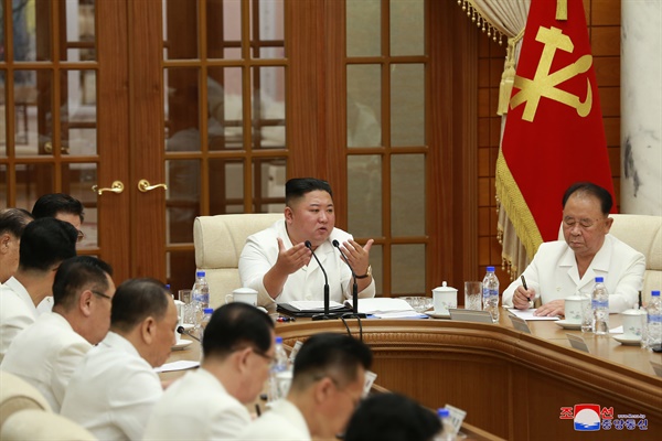 북한 김정은 국무위원장이 지난달 25일 노동당 정치국 회의를 열고 태풍과 신종 코로나바이러스 감염증(코로나19) 확산에 대한 대책을 논의하고 있다.