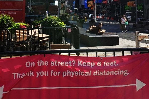 미국 뉴욕에서 여행가이드로 활동하고 있는 윤상진씨가 코로나19 이후 현지의 모습을 담은 사진을 보내왔다. 타임스퀘어 광장에 6피트(약 1m 80cm) 거리두기를 권고하는 현수막이 걸려 있다.