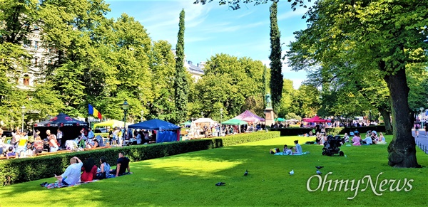 헬싱키 시내 중심가에 위치한 에스플라나디 공원에서 펼쳐진 ‘레스토랑 데이’를 즐기는 사람들.