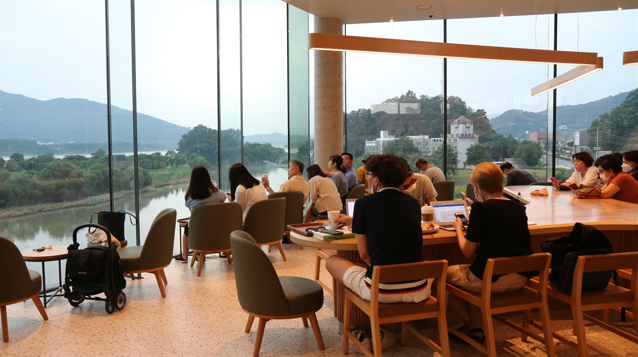 손님들 모두 커피를 한 잔 씩 들고 유리창 너머로 남한강의 모습을 즐기고 있다.
