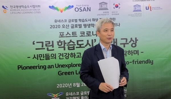 곽상욱 오산시장은 지속가능한 발전을 위해 자치교육의 범위를 확대해야 한다고 강조했다. 사진은 '2020 오산 글로벌 평생학습 포럼(웨비나)'에 앞서 기자회견을 갖는 곽상욱 오산시장.