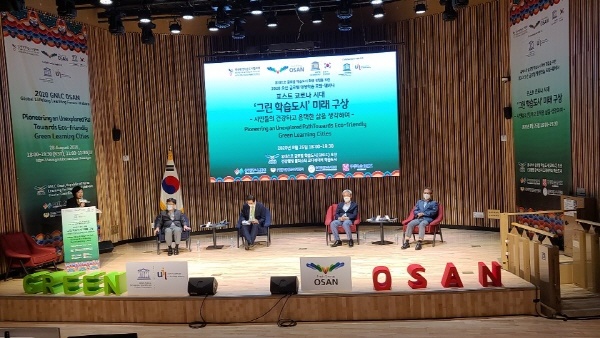 곽상욱 오산시장은 지속가능한 발전을 위해 자치교육의 범위를 확대해야 한다고 강조했다. 사진은 '2020 오산 글로벌 평생학습 포럼(웨비나)'에 앞서 기자회견을 갖는 곽상욱 오산시장.