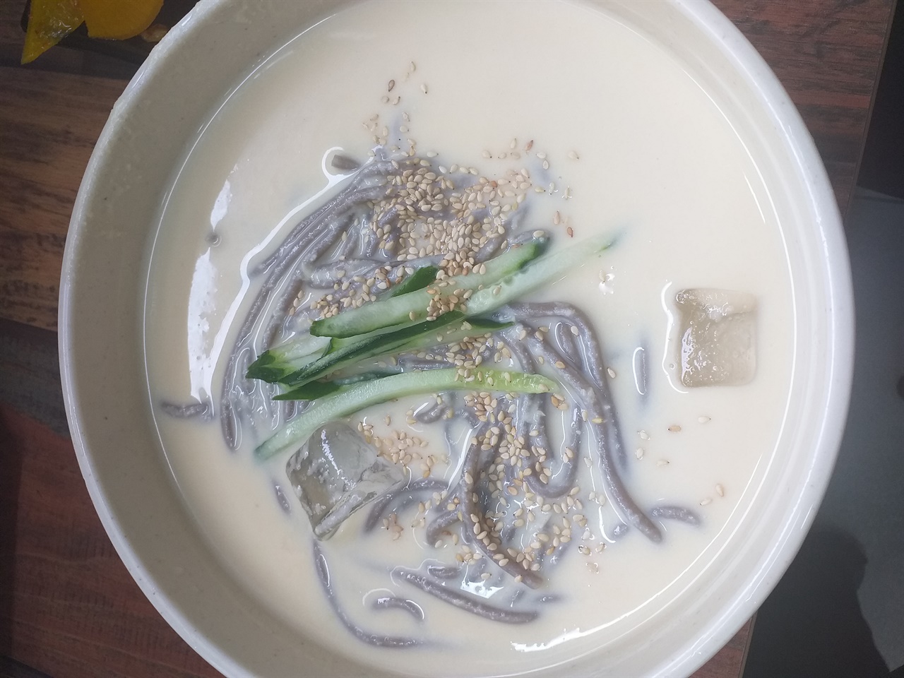 메밀콩국수 오목골 식당에서 내는 메밀콩국수. 우동면을 그대로 쓴다. 걸쭉한 콩국물에 두툼한 면에서는 거친 마초의 풍미가 느껴진다. 