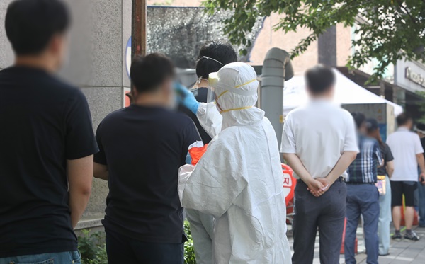 24일 오전 대전시 서구 보건소 앞에서 코로나19 진단검사를 받으려는 시민들이 검사에 앞서 발열 체크를 하고 있다.