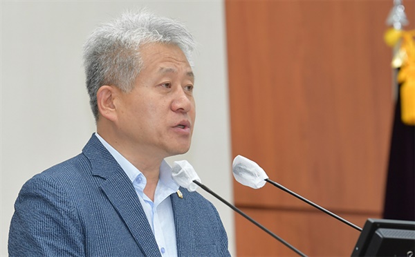 지난 12일 신임 강희문 의장이  '제11대 후반기 강릉시의회 정책 브리핑' 기자회견을 열고있다.