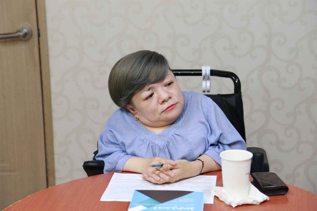 조미경 장애여성공감 공동대표가 장애여성공감 사무실에서 인터뷰를 하고 있다. 
