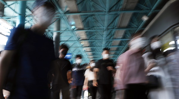 지난 8월 24일 지하철 신도림역에서 시민들이 마스크를 쓰고 이동하고 있다. 서울시는 이날 서울 전역 실내외 마스크 의무착용 행정명령을 내렸다. 