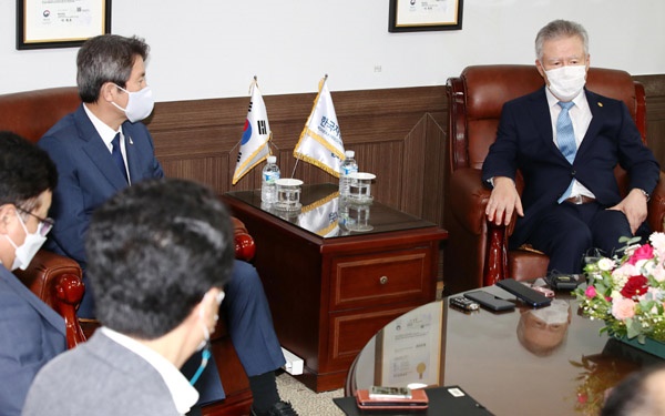 이인영 통일부 장관(왼쪽)이 27일 오후 서울 중구 한국자유총연맹을 방문, 박종환 총재와 대화를 나누고 있다.
