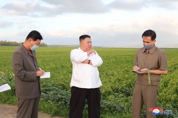 북한 김정은 국무위원장이 제8호 태풍 '바비'가 강타한 황해남도를 찾아 피해지역을 돌아보며 피해 상황을 점검했다고 조선중앙통신이 28일 보도했다. 2020.8.28  
