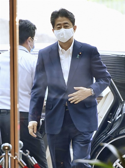 아베 신조(安倍晋三) 일본 총리가 지난 27일 오전 일본 총리관저에 들어가고 있다. 