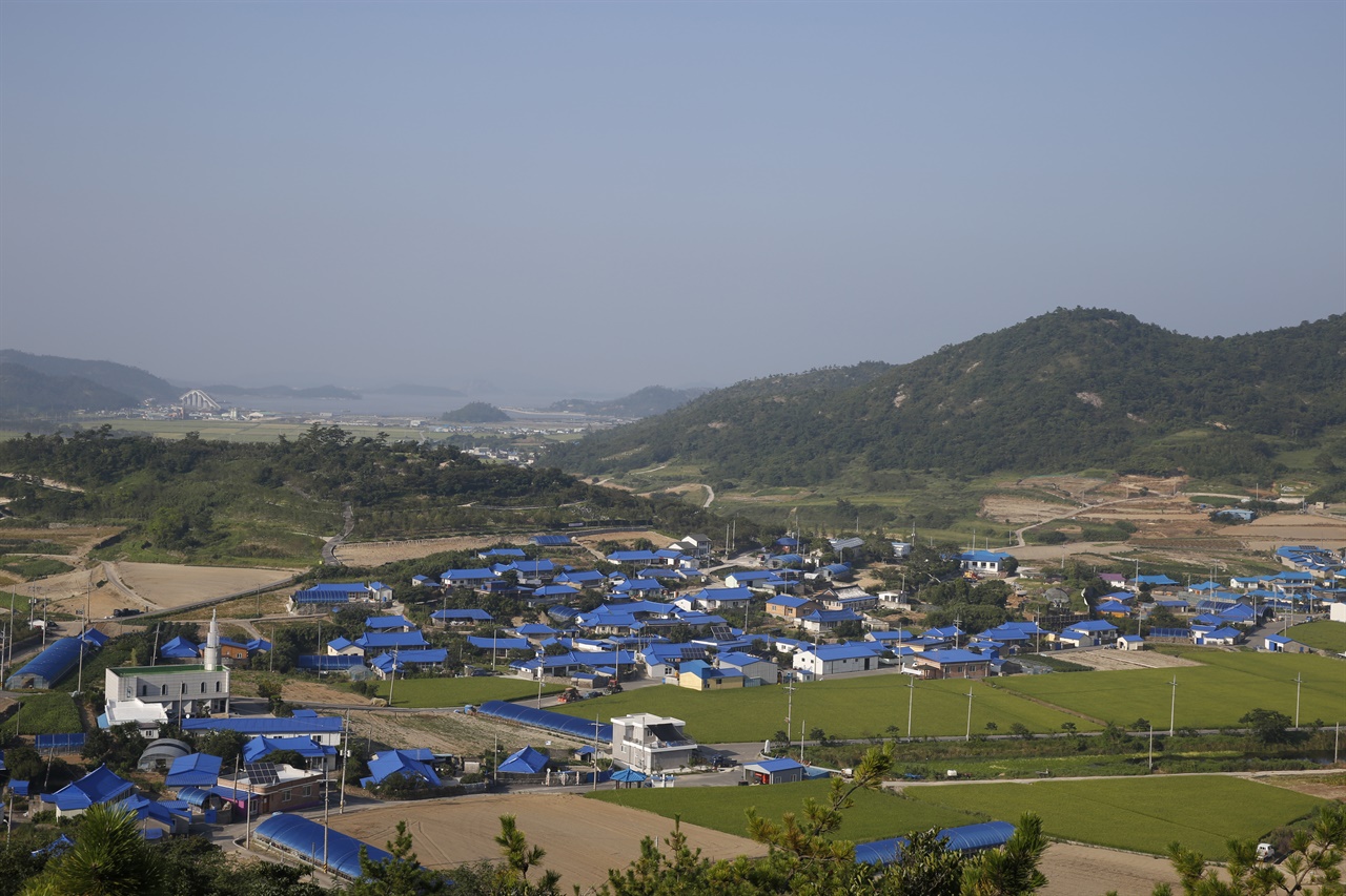 '파란나라'로 변신한 도초도 지남마을. 신안군이 '블루'로 색깔 마케팅을 하고 있는 곳이다.