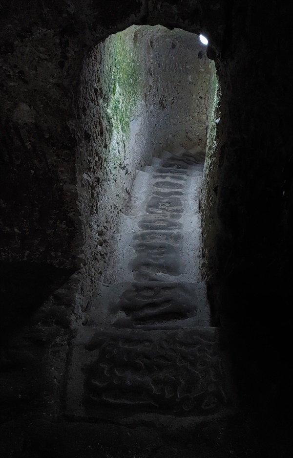 데린쿠유 지하도시 좁은 통로.