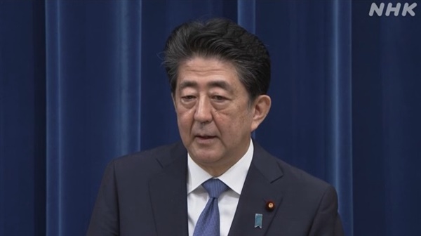 아베 신조 일본 총리가 퇴임을 앞두고 '적 기지 공격 능력'을 비롯한 일본의 새 안보 전략을 발표했다. 사진은사임 기자회견 중인 아베 신조 일본 총리(자료사진)