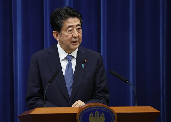 아베 신조(安倍晋三) 전 일본 총리가 2020년 8월 28일 오후 총리관저에서 열린 기자회견에서 사의를 공식 표명했다.  아베 총리는 이날 NHK를 통해 생중계된 회견에서 "사임하기로 했다"고 밝혔다. 