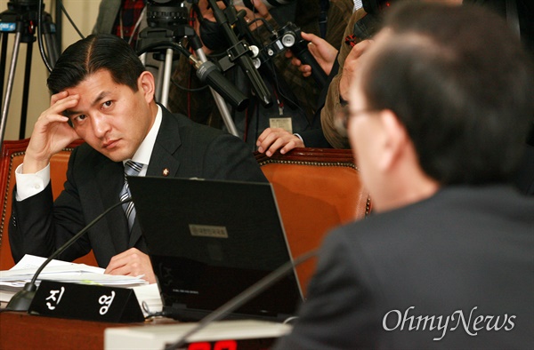 홍정욱 전 한나라당 의원. 사진은 2009년 2월 29일 당시 현인택 통일부장관 후보자에 대한 국회 인사청문회에서 후보자의 답변 모습을 지켜보고 있는 모습. 
