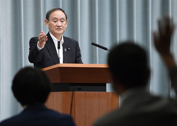 스가 요시히데(菅義偉) 일본 관방장관. 사진은 지난 8월 25일 일본 총리관저에서 기자회견을 하고 있는 모습. 