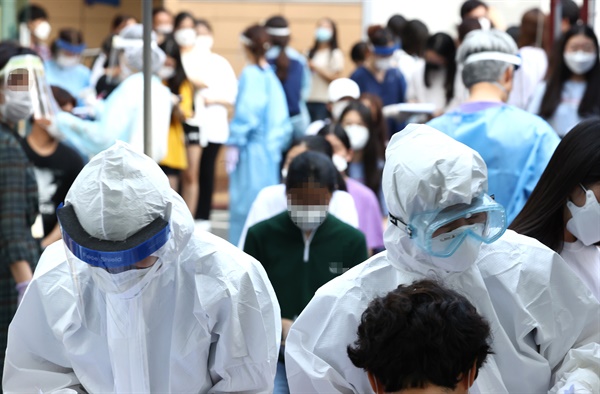 서울 강남구 진선여자중학교 교사 중 코로나19 확진자가 발생한 8월 28일 오후 서울 강남구 보건소에서 의료진이 분주하게 업무를 보고 있다.