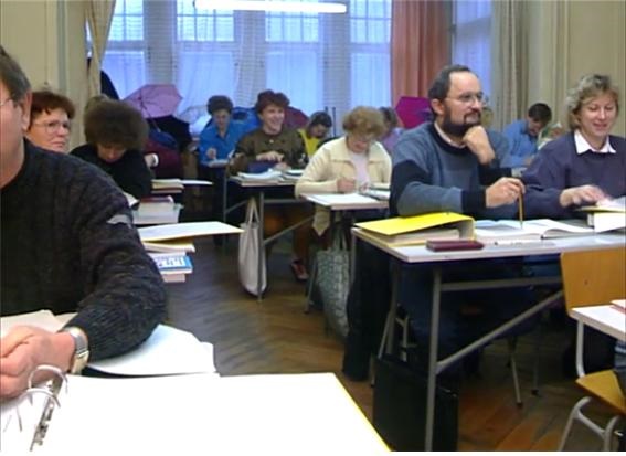 독일 통일 후 새로운 체제의 세금제도에 대해 배우고 있는 동독 주민들