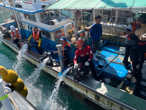 8월 30일 오전 8시 37분경 통영 장사도 남단에서 암초에 좌초된 어선에 대한 구조 작업이 진행되고 있다.
