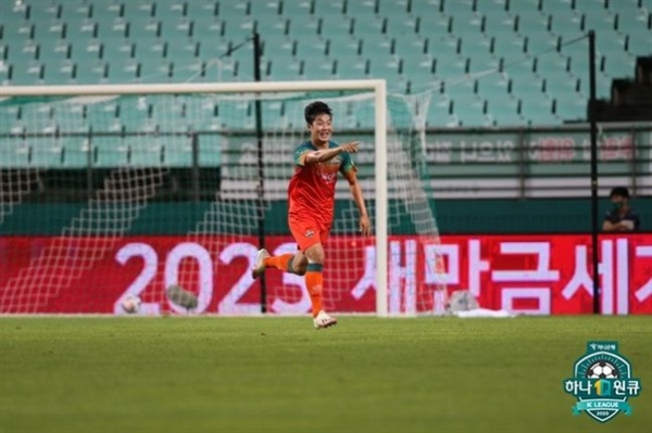  강원의 공격수 김지현이 전북전에서 멀티골을 터뜨리며, 팀 승리를 견인했다.