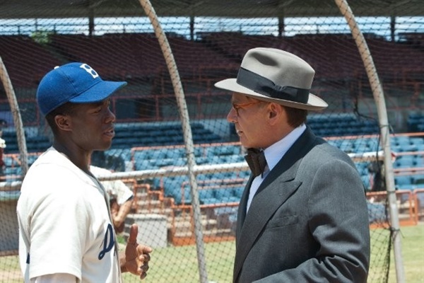  영화 <42>의 한 장면. 재키 로빈슨(채드윅 보스만)은 브루클린 다저스의 브랜치 리키(해리슨 포드)에게 발탁돼 메이저리그에 데뷔한다.