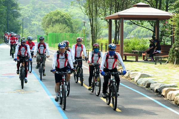 경남 진주시민들의 자전거 타기.