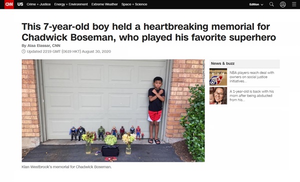  채드윅 보스먼을 좋아하는 한 소년이 마련항 추모식을 보도하는 CNN 뉴스 갈무리.