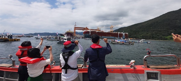 어업인들이 8월 31일 오전 통영 안정공단 성동조선해양 앞 해상에서 “진해만 어민 생존권 위협하는 폐기물 선박 입항을 반대한다”며 기자회견을 열고 해상시위를 벌였다.