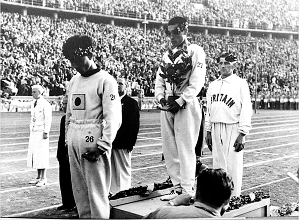 1936 베를린 올림픽 마라톤 시상식. 손기정과 남승룡이 시상대 위에 서 있다.