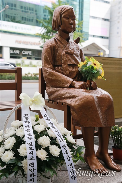 일본군 '위안부' 피해자인 이막달(96) 할머니가 지난 29일 별세한 가운데, 부산지역 소녀상 지킴이들이 31일 부산 소녀상을 찾아 추모하고 있다.