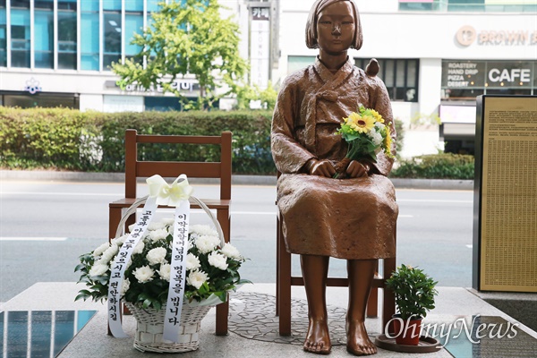 일본군 '위안부' 피해자인 이막달(96) 할머니가 지난 29일 별세한 가운데, 부산지역 소녀상 지킴이들이 31일 부산 소녀상을 찾아 추모하고 있다.