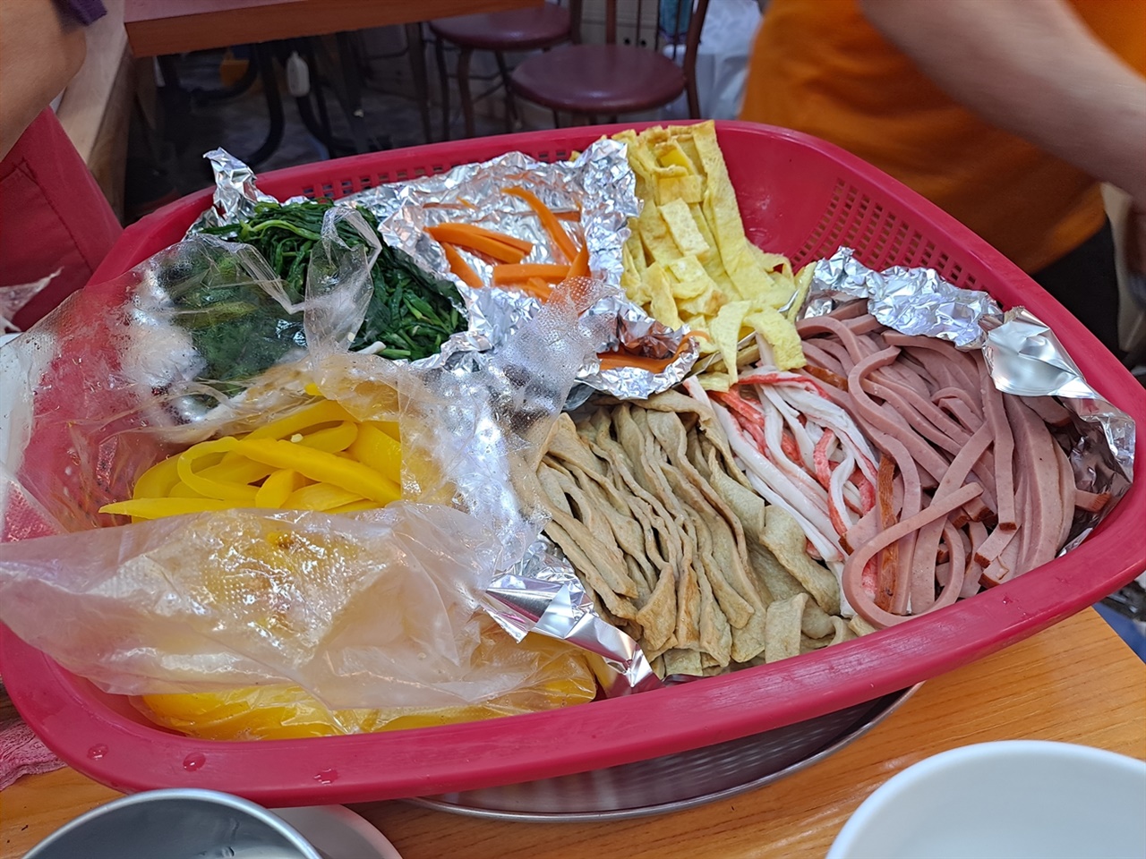 시금치와 단무지 등 다양한 김밥 재료들이다. 