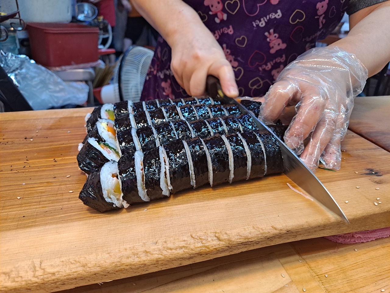 즉석에서 김밥을 말아 썰어준다. 김밥 두 줄에 4천원이다.
