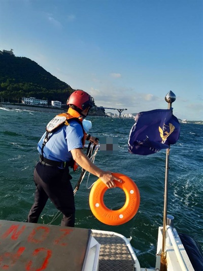 부산해양경찰서는 8월 31일 바다에서 표류하던 사람들을 구조했다.