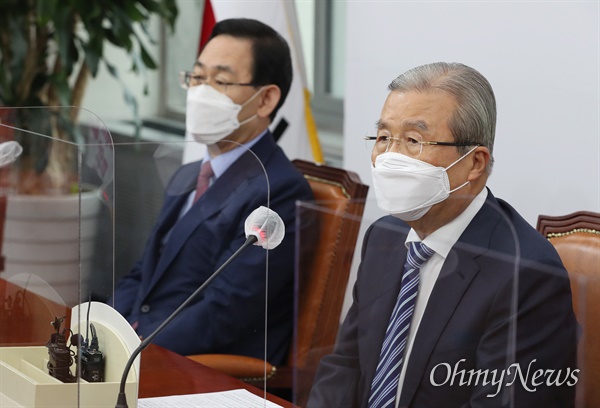 김종인 미래통합당 비상대책위원장이 1일 오전 서울 여의도 국회에서 열린 의원총회에서 모두발언을 하고 있다. 