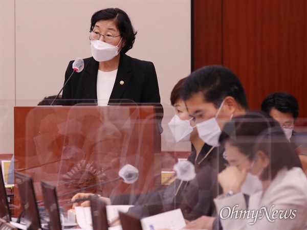 이정옥 여성가족부 장관이 1일 오전 서울 여의도 국회에서 열린 여성가족위원회 전체회의에서 업무보고를 하고 있다. 