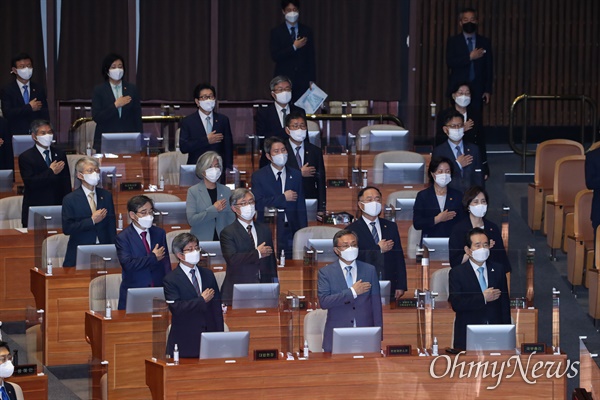 정세균 총리와 홍남기 경제부총리, 유은혜 사회부총리 등 정부 부처 장관들이 지난 9월 1일 오후 서울 여의도 국회에서 열린 제382회 국회 개회식에 참석해 국민의례를 하고 있는 모습. 