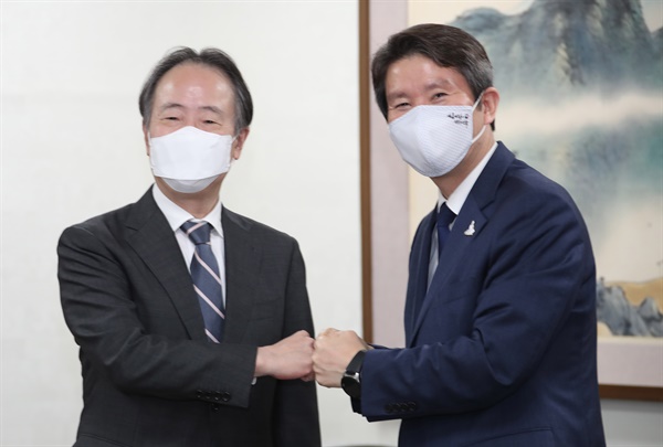 이인영 통일부 장관(오른쪽)이 1일 오후 정부서울청사 내 장관실에서 도미타 고지(富田浩司) 주한 일본 대사를 만나 주먹인사를 하고 있다. 2020.9.1