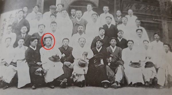 1919년 대구노동학교에서 열린 청년회의소 모임 사진으로, 동그라미 표시된 사람이 현진건이고, 그의 뒤 왼쪽 검은두루마기를 입은 사람이 이상화이다. (윤장근, <대구문단인물사> 사진)