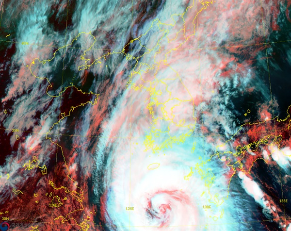 9호 태풍 마이삭이 한반도를 향하고 있다.  2분 간격으로 한반도를 관측하는 천리안위성 2A호(GEO-KOMPSAT-2A: GK2A)이 찍은 영상.