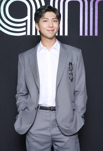 '방탄소년단' RM, 터지기 직전의 기쁨 방탄소년단이 한국 가수 최초로 미국 빌보드 메인 싱글 차트 ‘HOT 100'에서 'Dynamite'로 1위를 차지했다. 방탄소년단의 RM이 2일 오전 온라인으로 열린 글로벌 미디어데이에서 포즈를 취하고 있다.