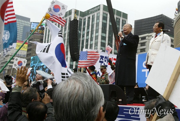 백선엽씨가 2003년 3월 1일 서울시청앞에서 열린 '반핵반김 자유통일 3.1절 국민대회'에서 발언하고 있다.