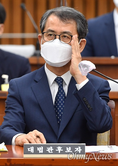 이흥구 대법관 후보자가 2일 오전 서울 여의도 국회에서 열린 인사청문회에서 안경을 고쳐 쓰고 있다.
