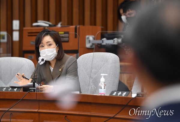 전주혜 미래통합당 의원이 2일 오전 서울 여의도 국회에서 열린 이흥구 대법관 후보자에 대한 인사청문회에서 질의하고 있다.